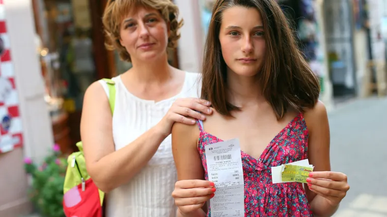 Vozač izbacio 12-godi&scaron;nju djevojčicu iz autobusa nasred magistrale kod &Scaron;ibenika