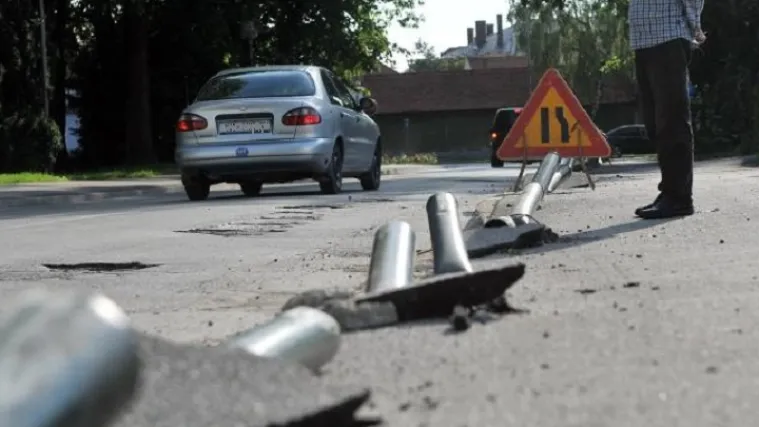 Sletio s ceste, razbio dva parkirana auta pa pobjegao