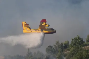 Požare u Milni na Braču te u Ražancu gase tri kanadera i Air Tractor