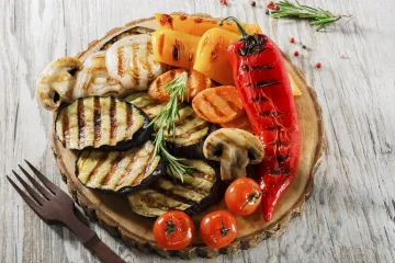 Salata od grilanog povrća i feta sira za laganu ljetnu večeru