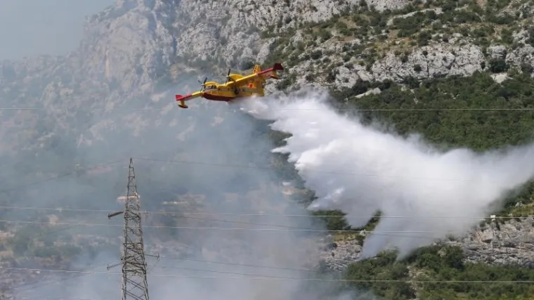 Taman ugasili požare kod Dubrovnika i Zrmanje, a sad gase Hvar