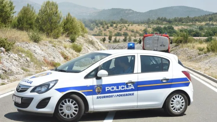 Kod Krnjaka dvoje ozlijeđenih, na A1 se prevrnuo kamper