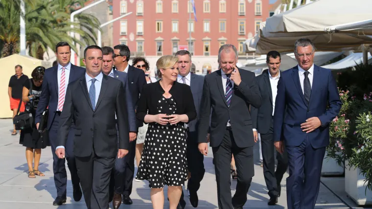 Predsjednica pro&scaron;etala Splitom: odu&scaron;evljeni građani je dočekali pljeskom, transparentom i pjesmom