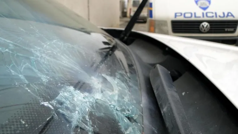 &Scaron;akom razbio vjetrobransko staklo policijskog auta