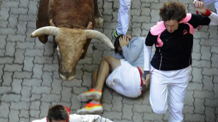 Bik prišao mladiću s leđa i rogovima mu probio vrat