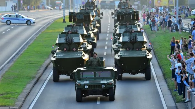 Mimohod pokazao da na&scaron;a vojska ne može zaprijetiti nijednom ozbiljnijem avionu