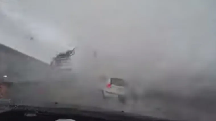 Snažan vjetar odnio automobil usred vožnje