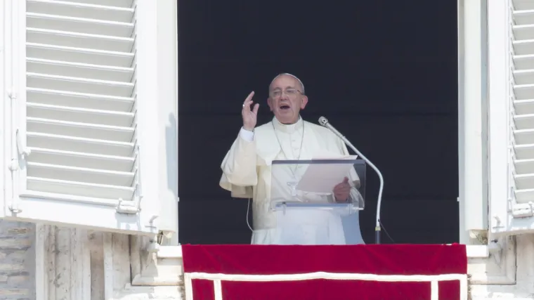 Papa s vjernicom ra&scaron;čistio vječnu nogometnu dvojbu: 'Tko je bolji, Pele ili Maradona?'
