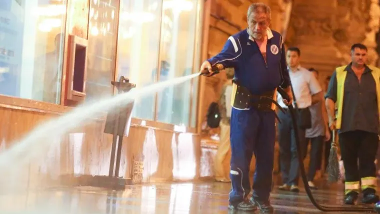 Bandić u ranim jutarnjim satima uzeo &scaron;mrk u ruke i čistio grad