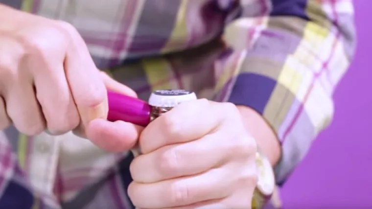 Dame, evo kako otvoriti bocu piva s 11 stvari iz ženske torbice