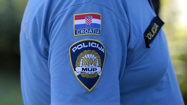 Na Mercedesu beogradskih registracija urezao "Oluja 95" i "niste poželjni"