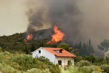 Veliki požar u zaleđu Vodica: vatra zaprijetila kućama