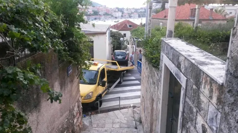 Za sve je kriva navigacija: talijanski turist svoju Lanciju 'prođirao' po stepenicama!