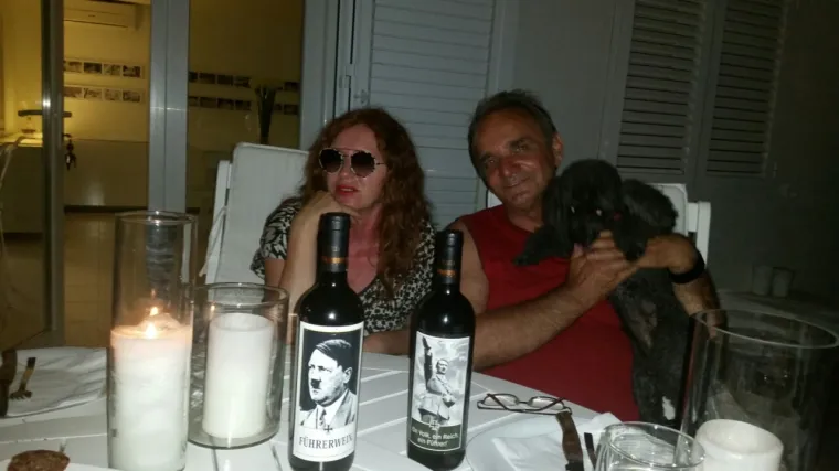 Skandalozno: Branimir Glava&scaron; pozirao uz boce vina na kojima su fotografije Adolfa Hitlera!?