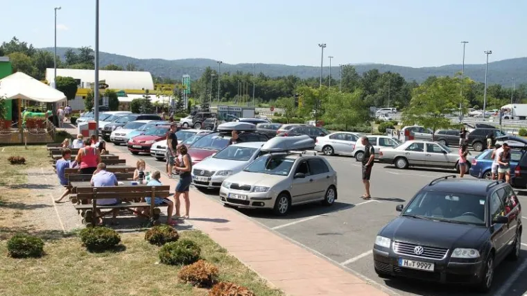 Dok su provjeravali gume lopovi im "počistili" auto