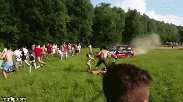 Auto se zaletio u publiku, pogledajte kako su svi uspjeli preživjeti