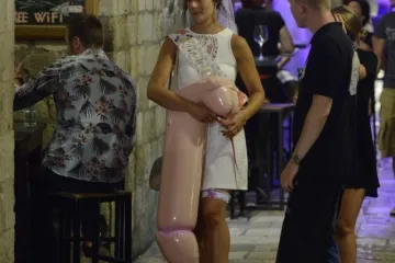 Mladenka prošetala Dubrovnikom s ogromnim, gumenim penisom