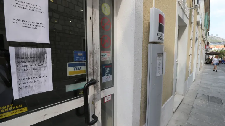 Je li to moguće: pljačka&scaron;i banke na Braču su imali originalni ključ od poslovnice?!