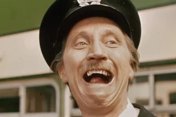 Preminuo velikan britanskog humora, zvijezda legendarne serije 'U autobusu'