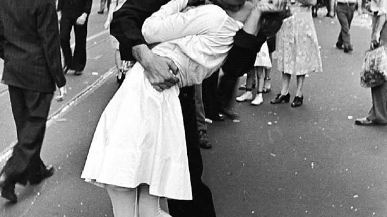 Pro&scaron;lo je 70 godina od slavnog poljupca u New Yorku: ni danas se ne zna tko je misteriozni par