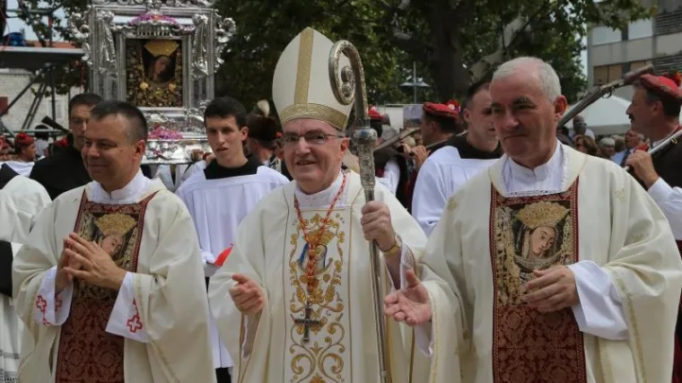 Bozanić pozvao na jedinstvo: 'Dosta nam je podjela, molimo za hrvatsko zajedni&scaron;tvo'