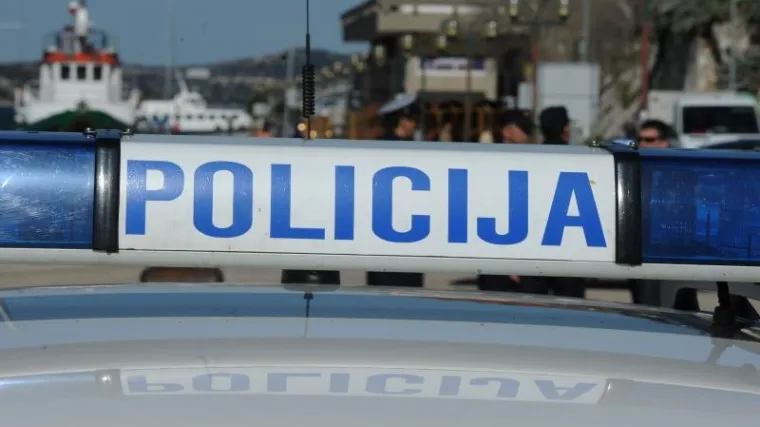 Mopedist i njegov putnik ozlijeđeni i prevezeni u bolnicu