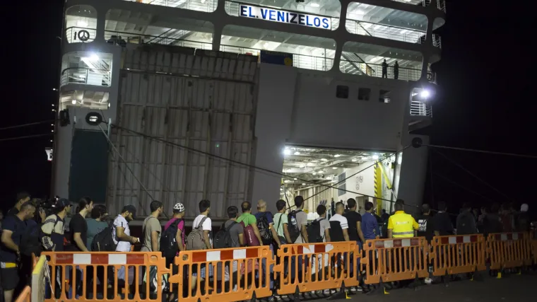 Grčka ukrcava izbjegle Sirijce na brod: dolazi i do svađe oko prioriteta za ulazak