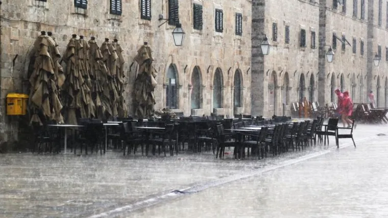 Nevrijeme na jugu Hrvatske: oblaci zamračili Dubrovnik, na Stradunu upaljena javna rasvjeta