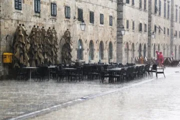 Nevrijeme na jugu Hrvatske: oblaci zamračili Dubrovnik, na Stradunu upaljena javna rasvjeta