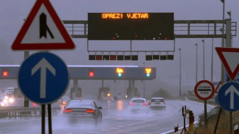 Jak vjetar i ki&scaron;a na autocesti otežavaju promet