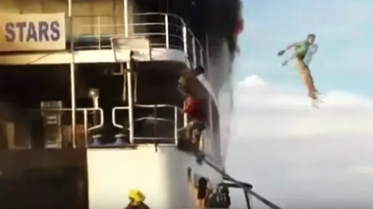 Stotine putnika bježalo glavom bez obzira s trajekta u plamenu