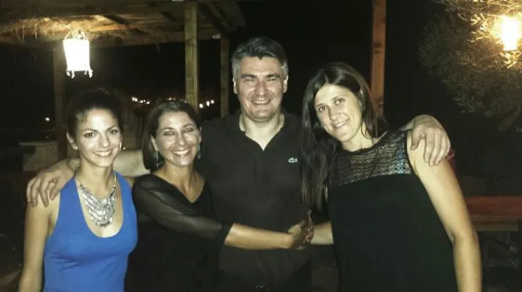 Premijer na ljetovanju: Milanović u opu&scaron;tenoj atmosferi okružen ženama