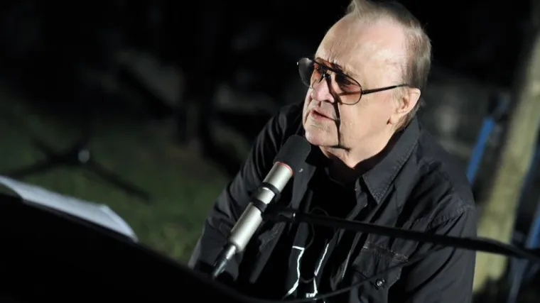 Legendarni hrvatski kantautor i skladatelj Arsen Dedić preminuo u 78. godini