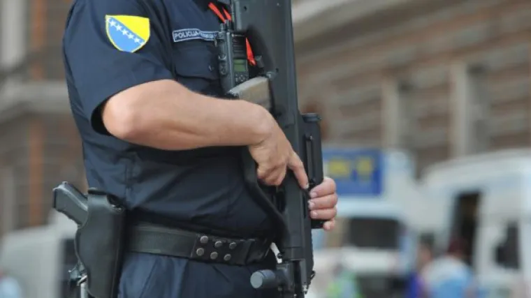 Pijani Hrvati razbijali i prijetili detonacijom