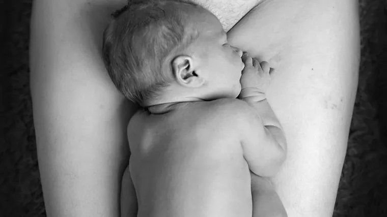 Majka i njeno tek rođeno dijete: za&scaron;to se toliko ljudi grozi nad ovom prekrasnom fotografijom?