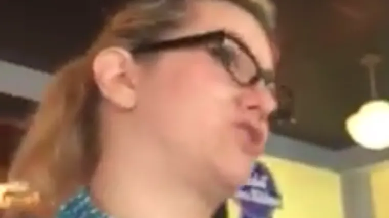 Bezobrazna konobarica postala viralni hit i to s jako dobrim razlogom