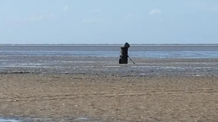 Jeziva spodoba u ogrtaču šokirala kupače