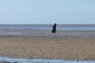 Jeziva spodoba u ogrtaču šokirala kupače