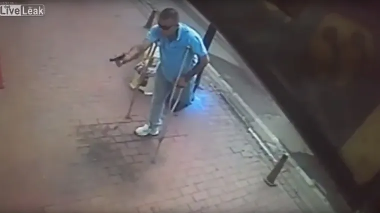 Bez jedne noge i na &scaron;takama počeo pucati po prolaznicima, jedva ga svladali
