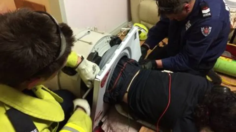 Najneuobičajeni slučaj dosad: vatrogasci izvlačili mu&scaron;karca koji je zapeo u perilici za rublje