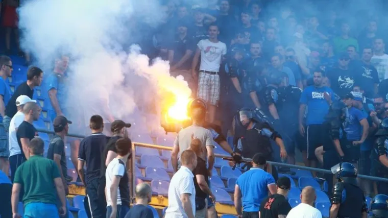 'PALI' NA GRANICI: Policija uhitila Bad Blue Boyse, pronađeno hladno oružje i pirotehnika