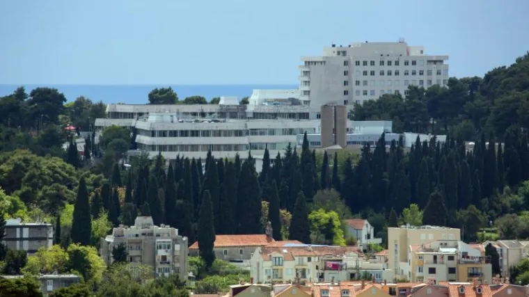 Bez znanja roditelja bolnica tijelo bebe bacila u otpad i spalila