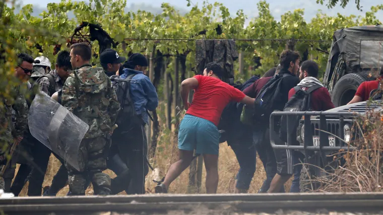 Skupina izbjeglica probila žičanu ogradu i prešla granicu, policija odgovorila šok bombama