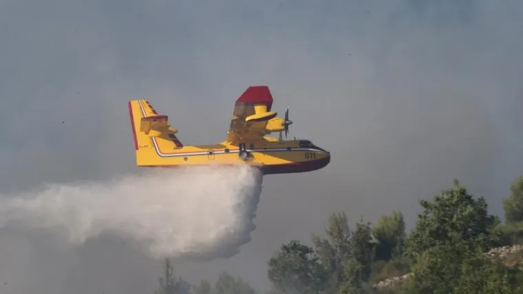 Udar groma izazvao veliki požar, u akciji u kanader