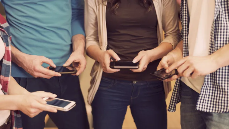 Utjecaj društvenih medija na noćne izlaske