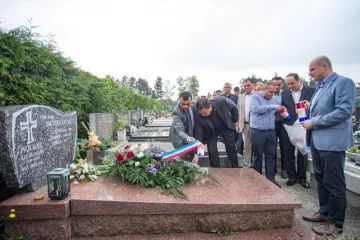 HDZ položio vijence na Đurekovićev grob: 'Ovo je počast svim mučki ubijenim emigrantima'