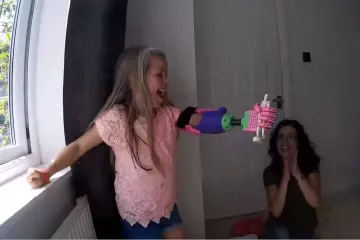 Djevojčica presretna nakon što je dobila protezu iz 3D printera