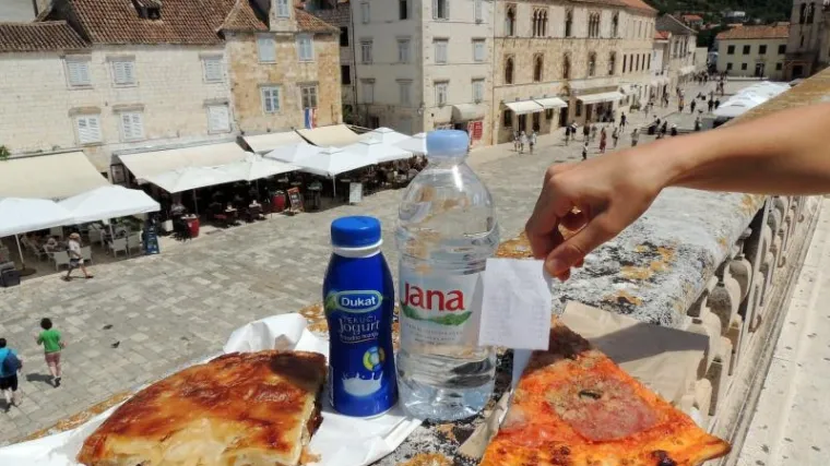Znate li koliko u Hvaru ko&scaron;taju bočica vode i komad pizze?