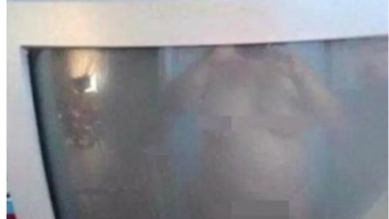 Slikala TV za oglas, a slučajno snimila odraz svojeg golog tijela