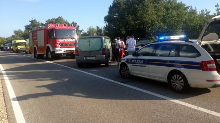 Stra&scaron;na nesreća kod Dubrovnika: sudarili se kombi i Fiat Uno, vozač automobila na mjestu poginuo